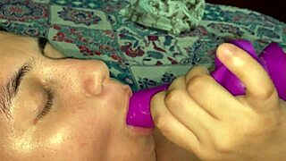 Suegra culona se folla rl coño de la novia de su hijastro con su gran cosolando sexo lesico
