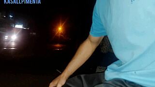 serio eu corro o risco de colocar meu pau na frente dessa mulher esperando o onibus