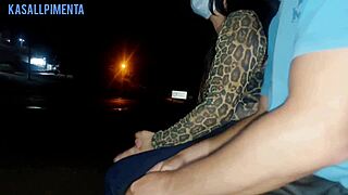 serio eu corro o risco de colocar meu pau na frente dessa mulher esperando o onibus