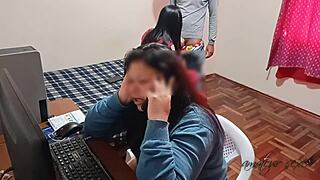 la cornuda de mi esposa habla por telefono mientras follo con su amiga