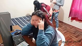 la cornuda de mi esposa habla por telefono mientras follo con su amiga