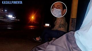 serio eu corro o risco de colocar meu pau na frente dessa mulher esperando o onibus