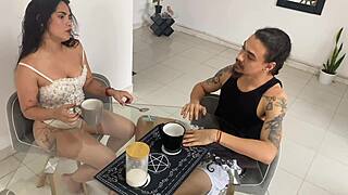 mi hermanastra se fue y su mejor amiga latina de culo grande me hizo una mamada
