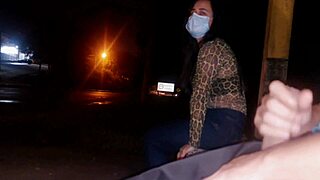 serio eu corro o risco de colocar meu pau na frente dessa mulher esperando o onibus