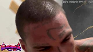 nerdzinha geek gosta de tatuado dark chupando sua buceta e jogando leitinho dentro