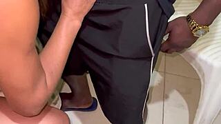 hotwife foi se exibir pra amigo no barzinho e acabou dando pra ele e mais um tomou no cu no p�lo