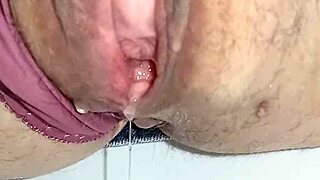 Buco pelossissimo pisciato di una moglie troia