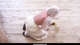 Hijab girl plays risky game to get her clam eaten