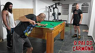jogando bilhar e fazendo desafios safados