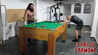 jogando bilhar e fazendo desafios safados