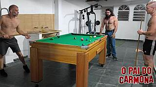 jogando bilhar e fazendo desafios safados
