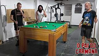 jogando bilhar e fazendo desafios safados