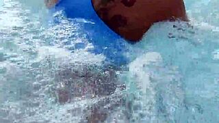en un jacuzzi con noe milk me hace mamada