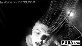 ブロンド美女ジェゼベルが熱いシャワーでプレイを激しく