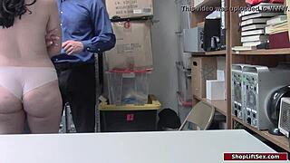 Çalma yakalanan genç ünlü, gerçek hayatta sıkı ağzı ve amı sert sikiliyor.