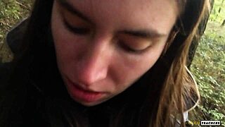 jonge 18+ verlegen russische meid pijpt in duits bos pov