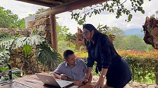 Dicked Guy intense anal passion के साथ shemale ass destroy करता है