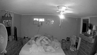 Tahle brunetní holka se nemůže nabažit olizování toho obřího ptáka svým nenuceným způsobem