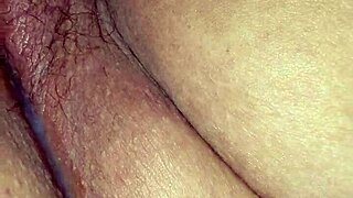 BBW杜卡老婆在射精后用振动器玩毛茸茸的阴部