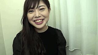 业余日本酒吧女孩和陌生人在酒店玩光溜溜的逼，被手指和生插