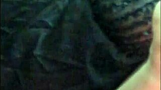 Grabo en secreto follando a la mamá de mi novia y comparto el clip.