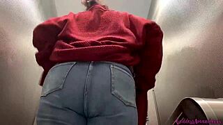 Seuraa iso takapuoleni koko matkan vessaan kurkistamaan