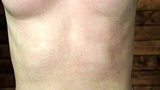 Suspension hogtie pentru bruneta micuță e incredibil de fierbinte 🔥