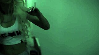 Kleine kinky tiener 18+ krijgt haar kutje hard gecreampied.