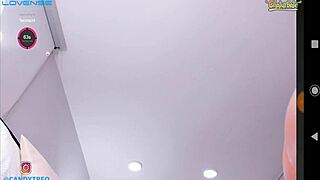 Oh chlape, nemůžu ani... tahle štíhlá holka s velkýma přirozenýma prsama si hraje s análním dildem, je to horký.