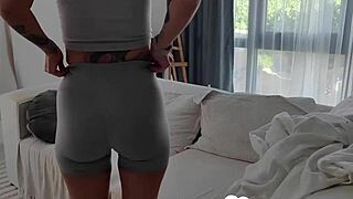 थकी हुई गर्लफ्रेंड अचानक मुझे हमारे इंटिमेट मोमेंट को फिल्म करने देती है