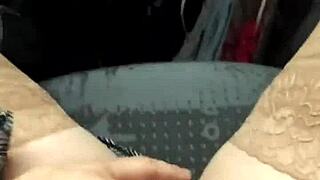 Ik trek slipje uit in auto, vinger mezelf op straat, iedereen kan me zien!