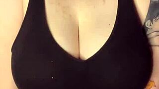 Gledaj kako udaram svoje ogromne sise žestoko o sto za zabavu