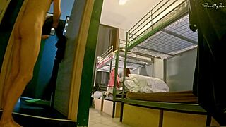 Хостел смесена стая душ флашинг и дръзка мастурбация