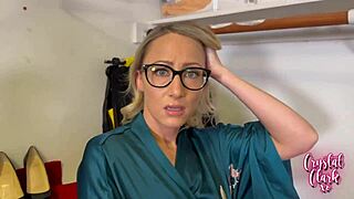 Ajut mama vitregă să se strecoare în ceva strâmt și sexy