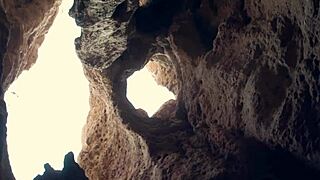 playmate-söpöt adriana chechik ja kissa sins tutkivat anaalia sateisella leirinnällä