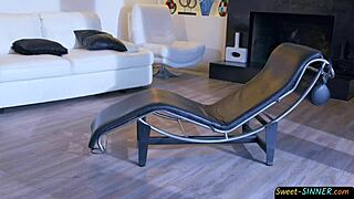 Vay be, büyük memeli cougar üvey kızının erkek arkadaşı tarafından sert vuruluyor! 😍