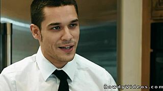 Policajac dobija rimming i analno jebanje od mišićavog osumnjičenog