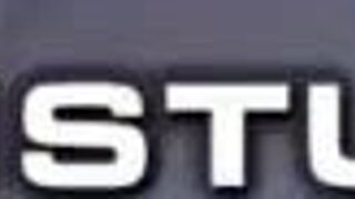 Étud barbu se fait défoncer le cul par un inconnu tatoué dans une rencontre sauvage