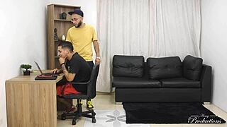 Ανακαλύπτω την ξαδέλφη μου να γαμάει τον φίλο μου και μπαίνω στο τρελό τρίο για να σωπάσω