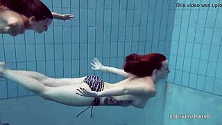 Katrin Privsem in Lucy Gurchenko sijeta kot podvodne punčke v vroči prhi.