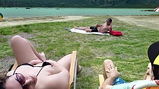 Vojer se šljepka na plaži dok se ja dodirujem u javnosti.