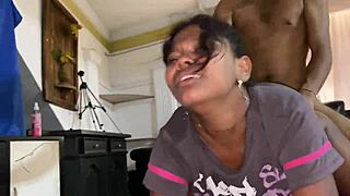 Posestrena me zbudi s pičkanjem in spermo v usta