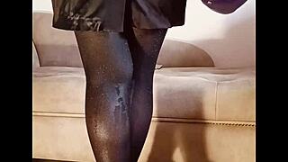 Uh, jeg pisser i skinnende strømpebukser, føles så mærkeligt og varmt