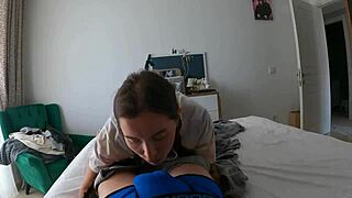 Секси жена дразни със слюнчево гърло в POV 4K