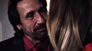 Vaalea eskortti ottaa professorin ja isäpuolen vastaan kovassa kasvo-aktiin