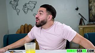 Fiu vitreg o futute tare pe mama vitregă și sora vitregă hrăpăreață!