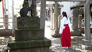 I’m obsessed with Ako Nishino’s cute shrine maiden creampie debut scene.