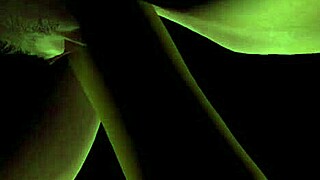 Горячая милф не может устоять, трахает пластиковый член без остановки