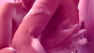 レズビアンのミルフが熱いフックアップ・セックス・デートをゲット