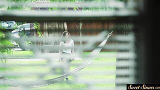 אחות חורגת יפה מקבלת סיום קרמי אחרי זיונים אינטנסיביים בתפקיד